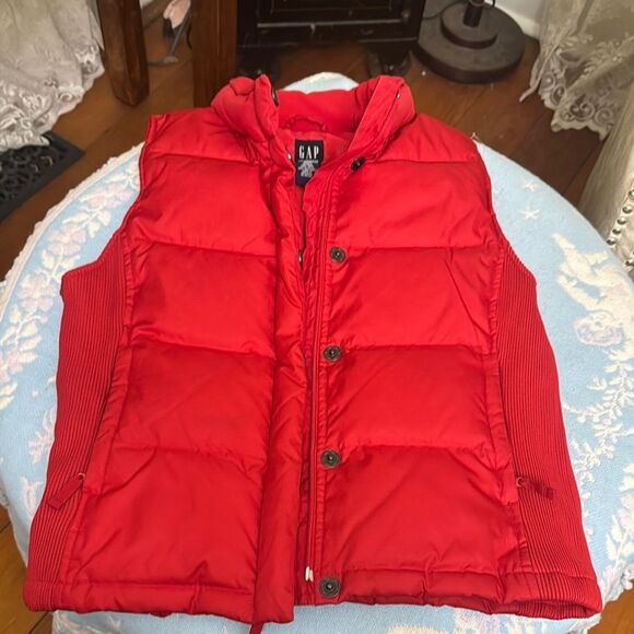 GAP Sz M Red Puffer Featherdown Vest w/Ribbed Side-Stretch Panels - Picture 1 of 7